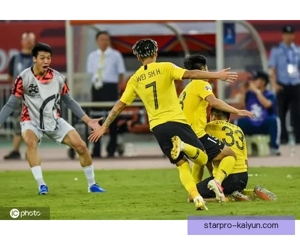 广州队球迷的支持持续增强，展现出强大的团结力量